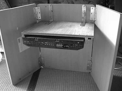 パソコンデスクの下に仕込む